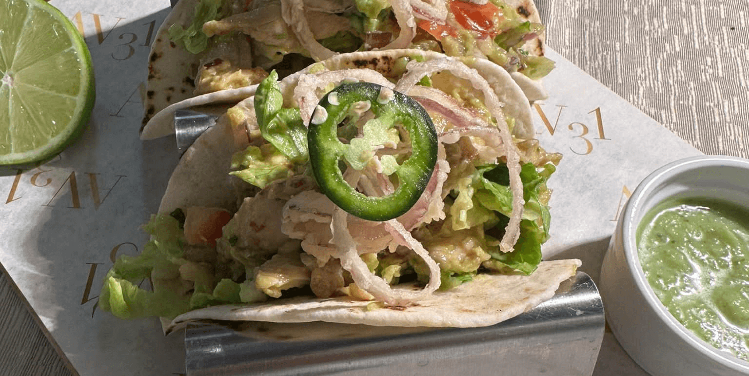 Chicken thigh tacos, jalapeno et guacamole